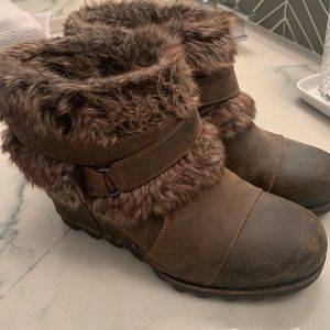 Sorel Wedge Boots size 9.5 EUC
